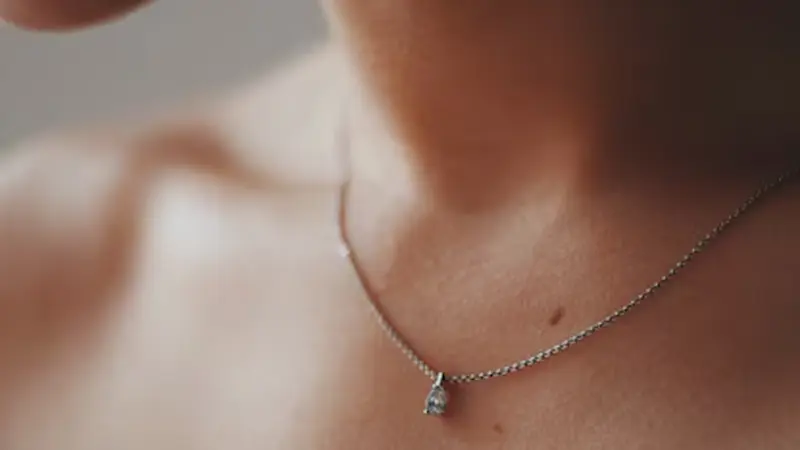 راهنمای ست کردن آویز و زنجیر طلا